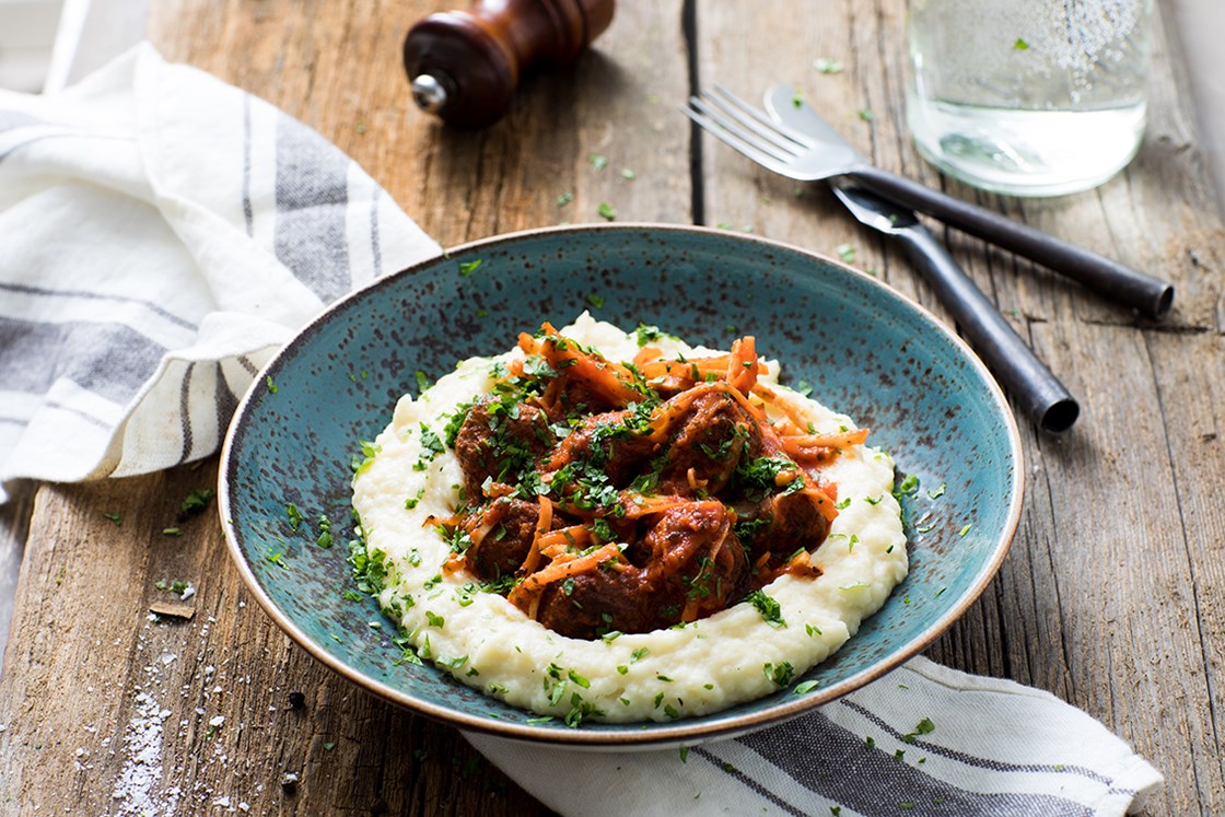 Lammekjøttboller i tomatsaus med pesto og selleri- og potetmos