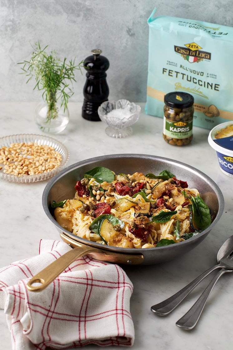 Krämig fettuccine med ricotta, zucchini, kaprisströssel och pinjenötter