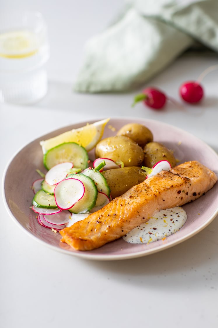 Pandestegt laks med agurkesalat, kartofler og dildressing