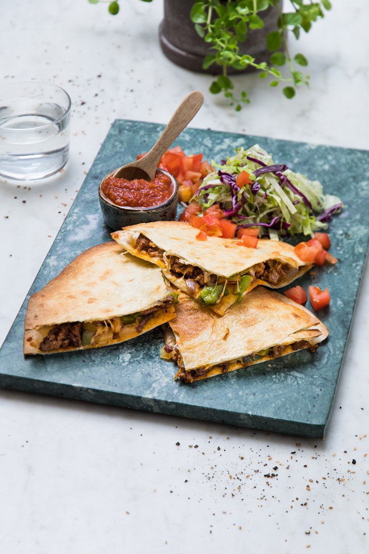 Quesadillas med tacokrydret kjøttdeig, kålsalat og tomatsalsa