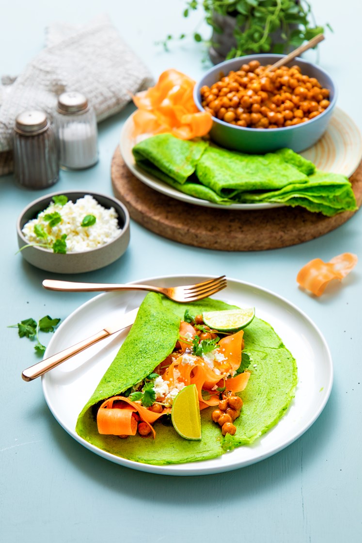 Spinatpannekaker med tikka masala-kikerter og mangochutney