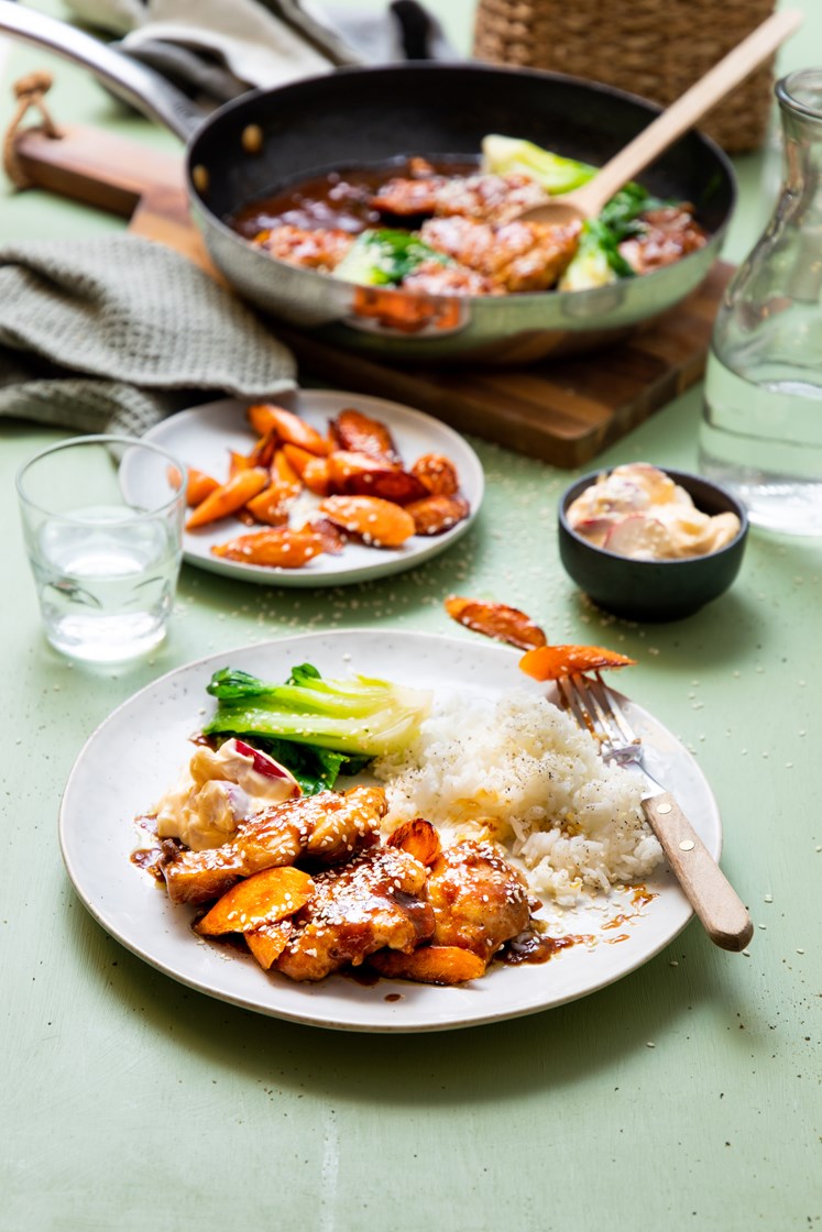 Kylling i appelsinsaus med reddik, gulrotsalat og chilimajones