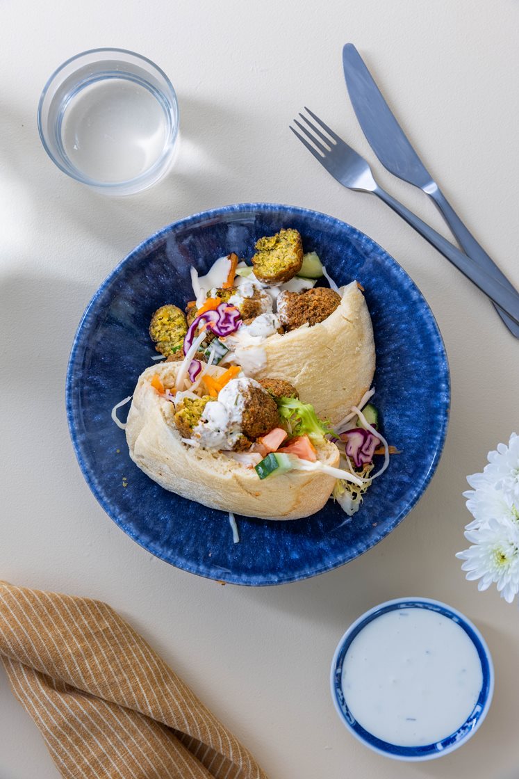 Falafel i pita med grønt, syltet kål og hvidløgsdressing