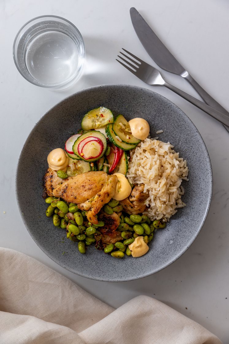 Kyllinglårfilet med asiatisk agurksalat, fullkornsris og chilimajones