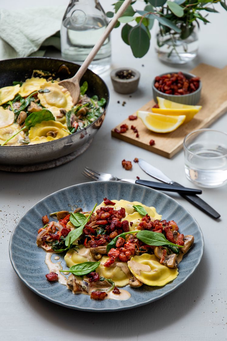 Kremet steinsoppravioli med spinat, sopp og bacon