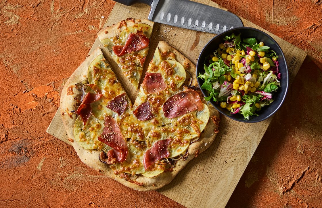 Fuldkornspizza a la bianco med lufttørret skinke og majssalat