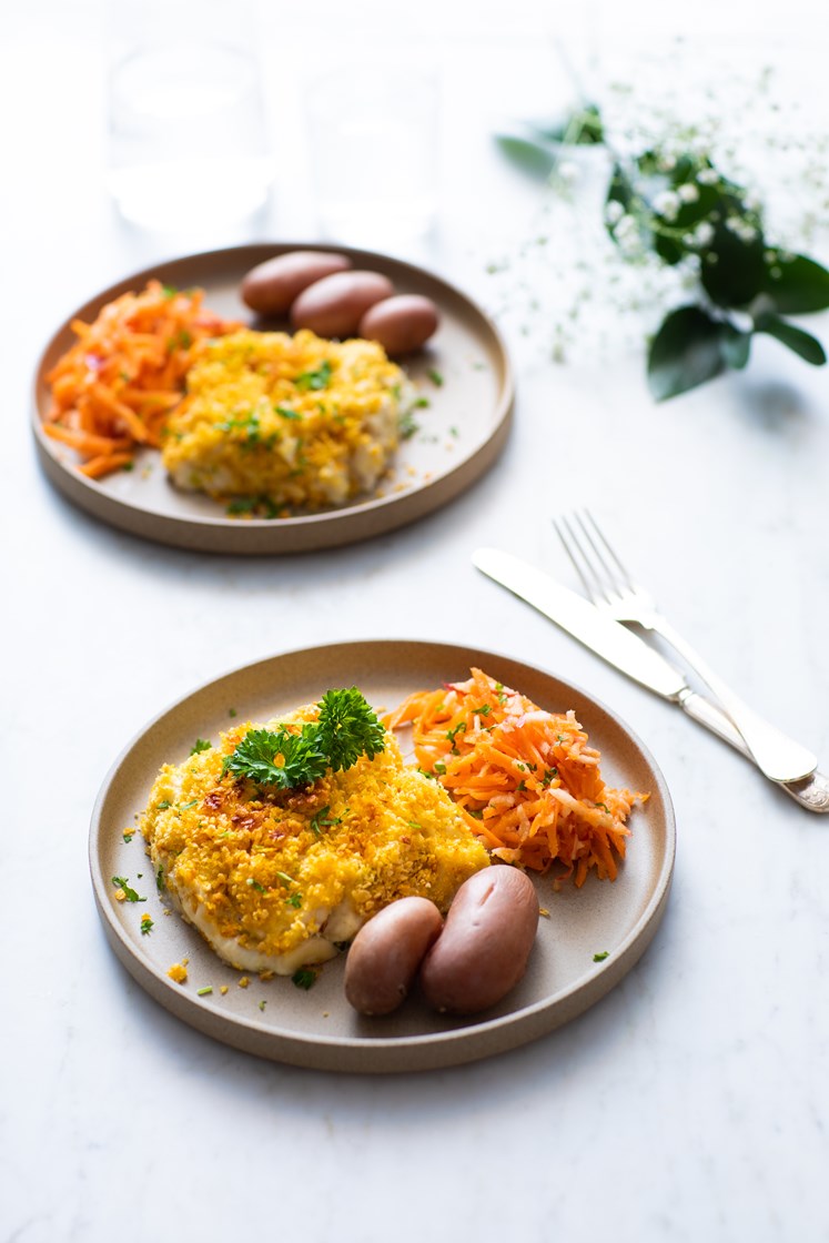 Fiskegrateng med småpoteter, råkostsalat og persillesmør