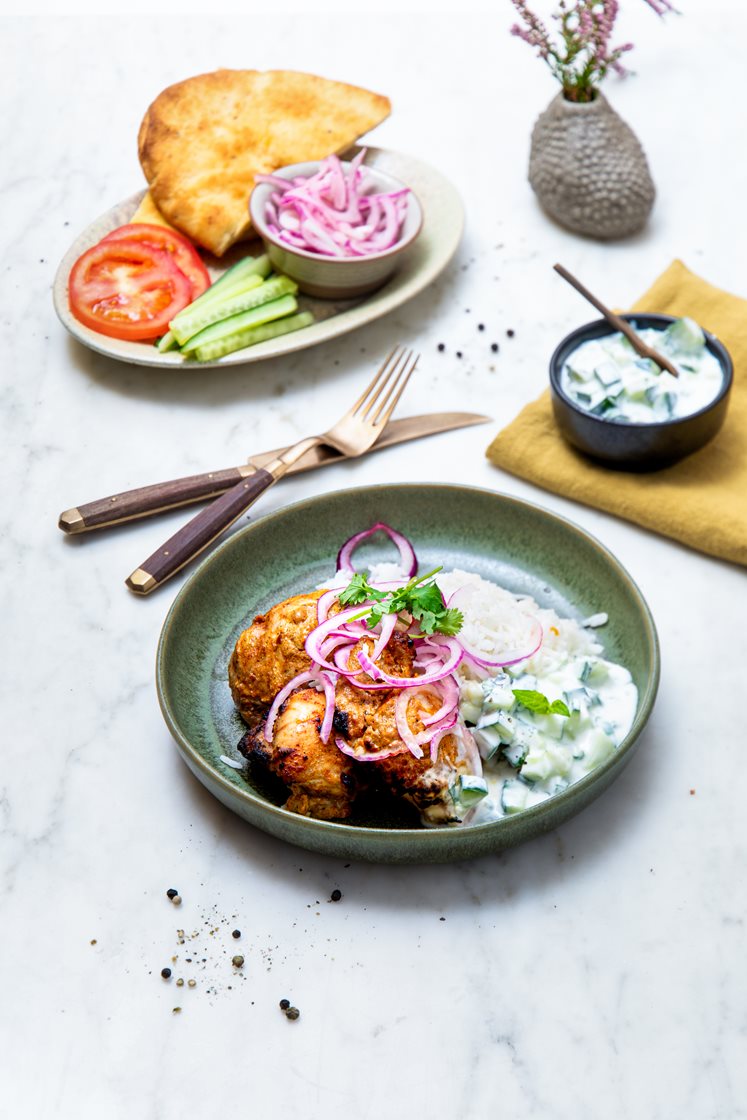 Kylling tandoori med mynteraita, hvitløksnan, lettsyltet rødløk, friske grønnsaker og basmatiris