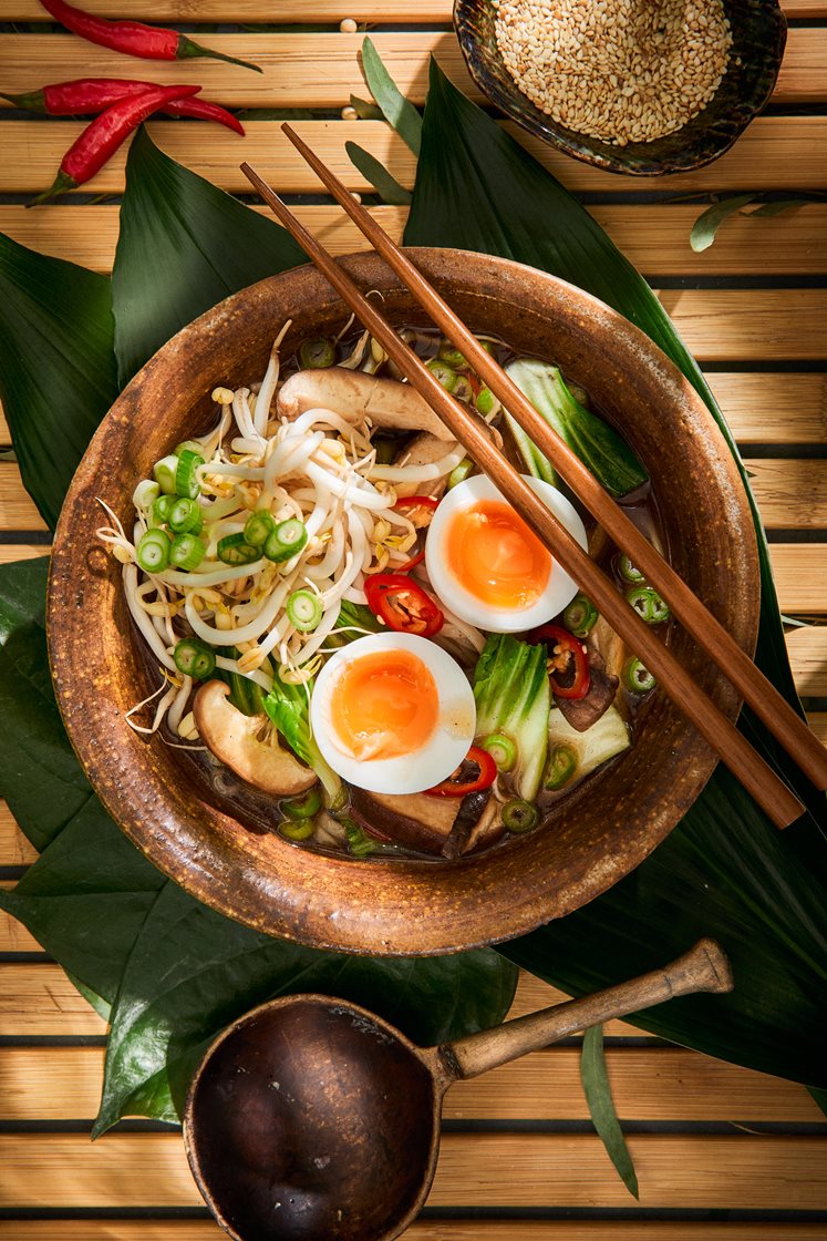 Phở - Vietnamesisk nudelsuppe med blødkogt æg, bønnespirer og shiitake