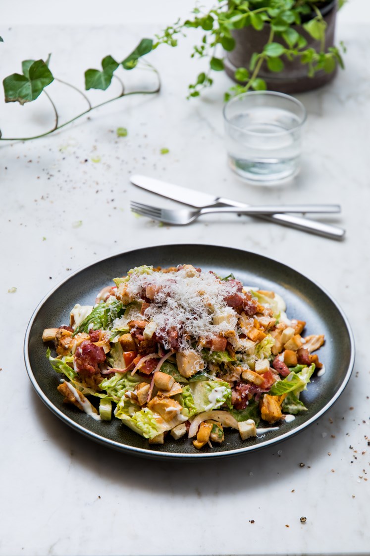 Kremet kyllingsalat med sprøstekt bacon og Grana Padano