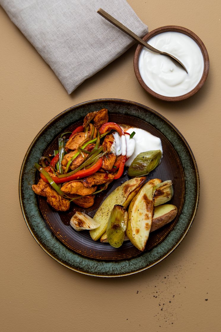 Chilikylling med porre og ovnbagte kartofler