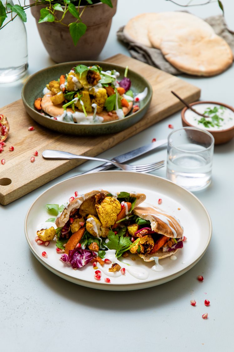 Blomkål- og gulrotsalat med persilleyoghurt og pita