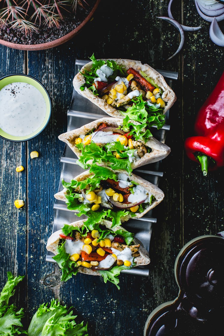 Kyllinggyros med friske grønnsaker og rømmedressing