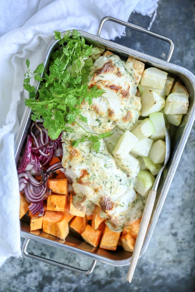 Ovnsbakt sei med søtpotet, rødløk, sellerirot og kremet saus med dill og sitron