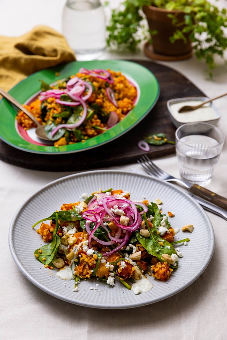 Bakt gresskar- og bulgursalat med spinat, fetaost, cashewnøtter og yoghurtdressing