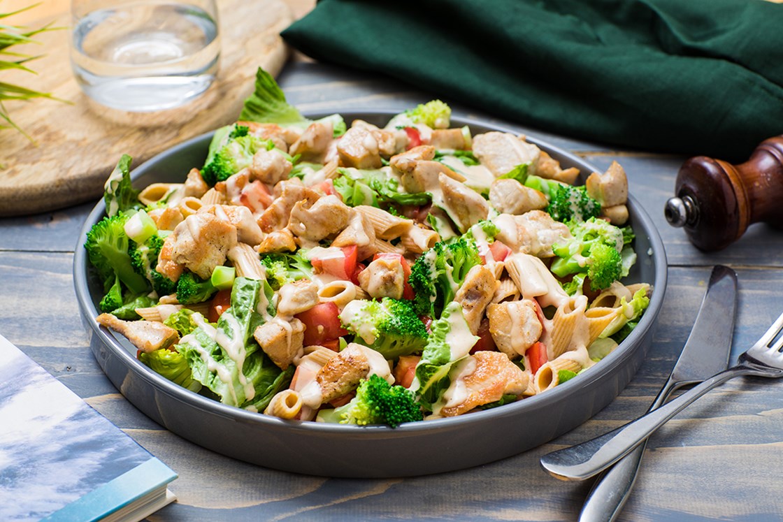 Kyllingsalat med pasta penne, brokkoli og cæsardressing