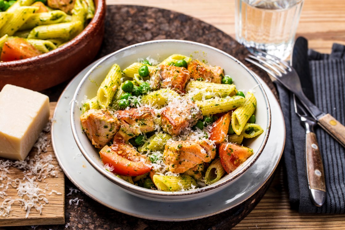 Pasta penne med ruccolapesto og laks