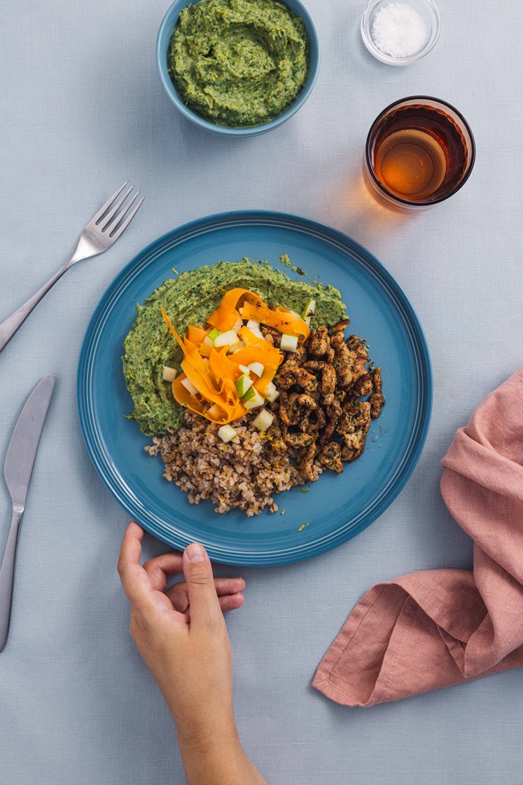 Urtemarinerte svinestrimler med blomkål- og spinatkrem, bakt purreløk og mathvete