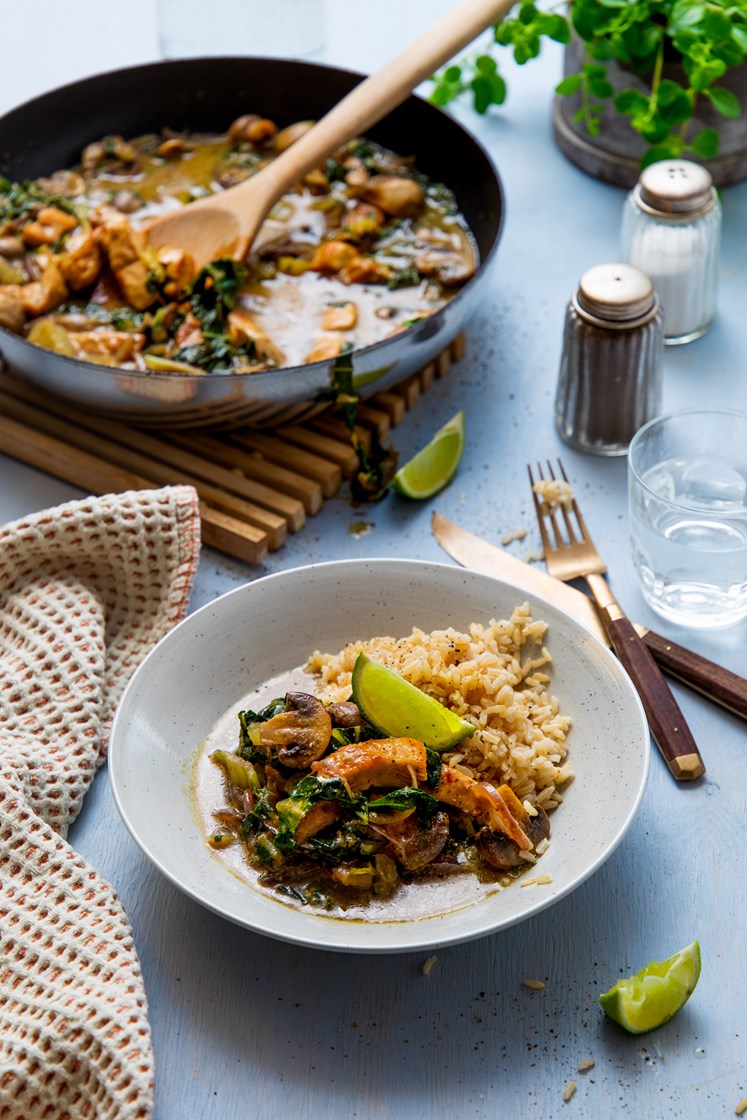 Thai grønn kyllingcurry med pak choy og fullkornsris