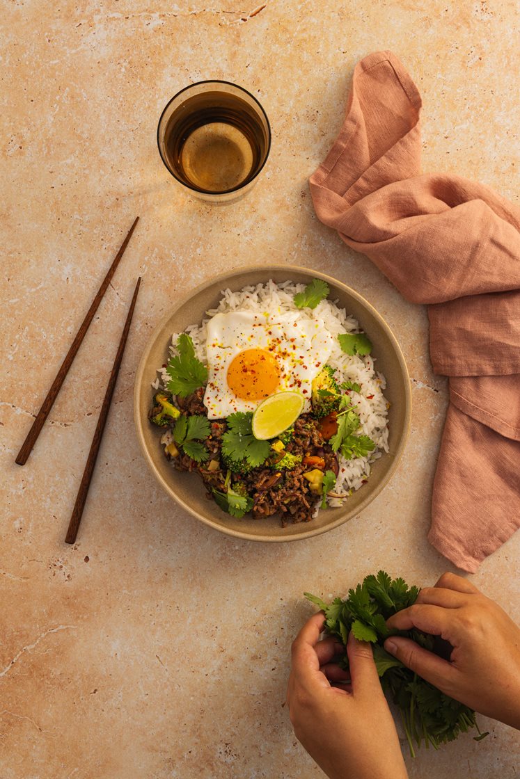 Stirfry med karbonadedeig, brokkoli, jasminris og stekt egg