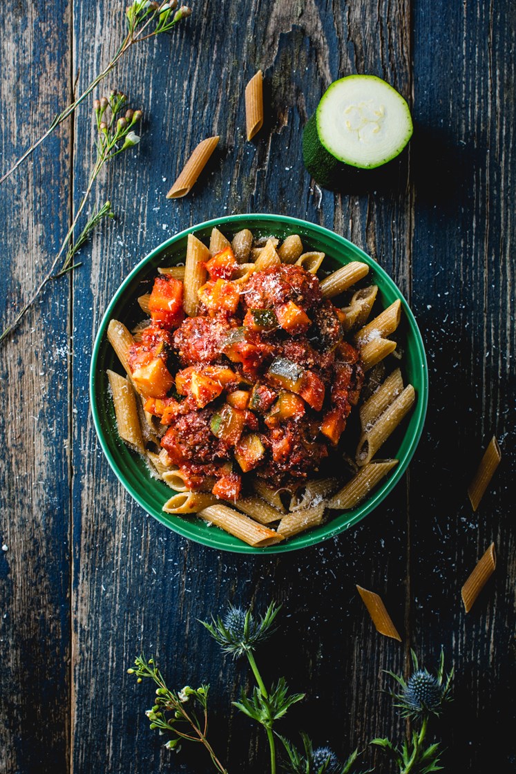 Kjøttboller i tomatsaus med fullkornspasta, squash og rotgrønnsaker