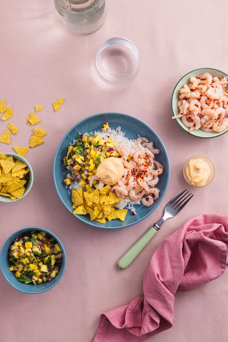 Rekebowl med mangosalat, ris og tortillachips