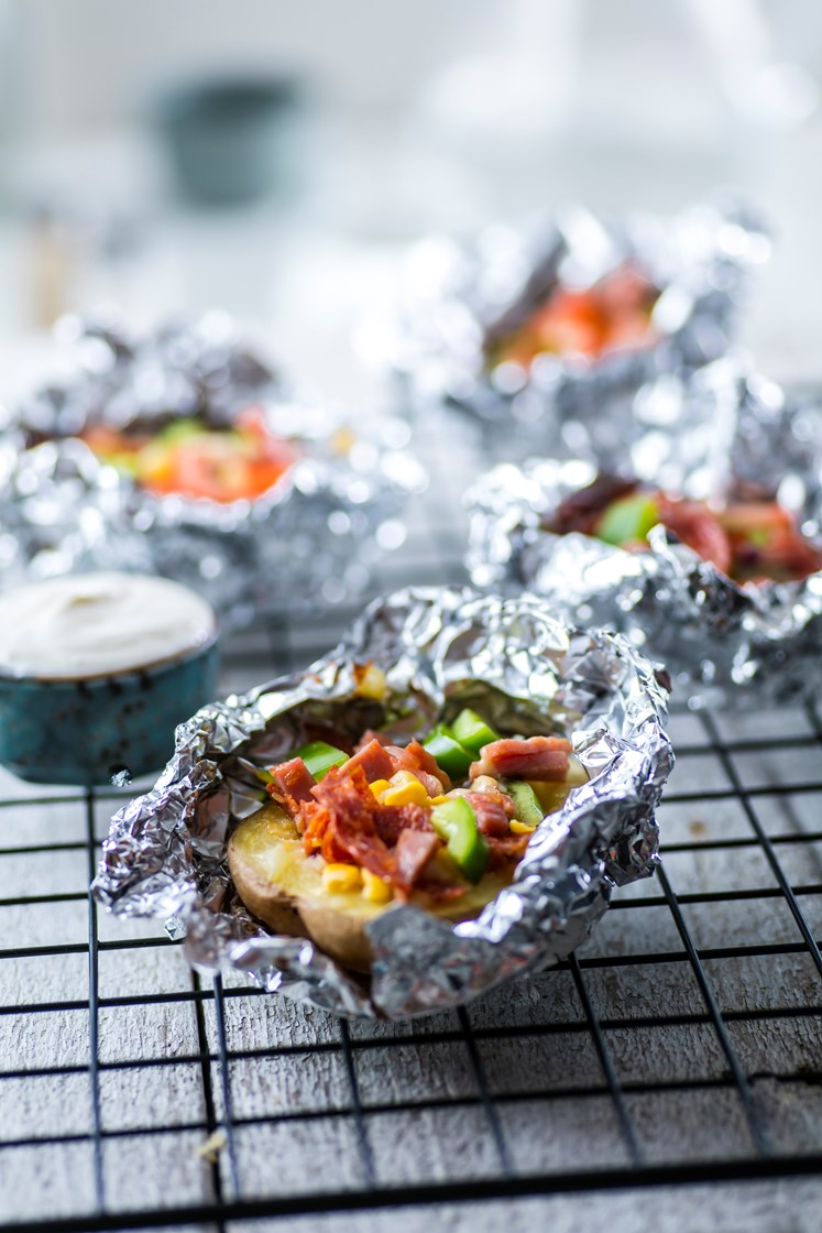 Bakt potet med chorizo, skinke, mais, rødløk, ost og kryddersmør