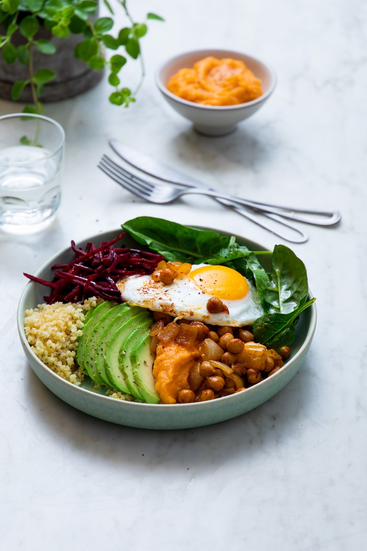 Buddha Bowl med golden mash, rødbete, avokado, spicy kikerter, bulgur og balsamicovinaigrette