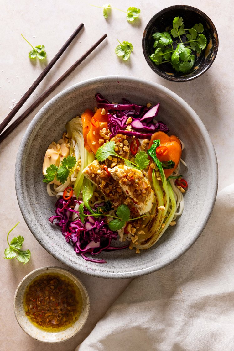 Nudelbowl med middagsost i soya- og brunet smørsaus servert med marinert rødkål og pak choy
