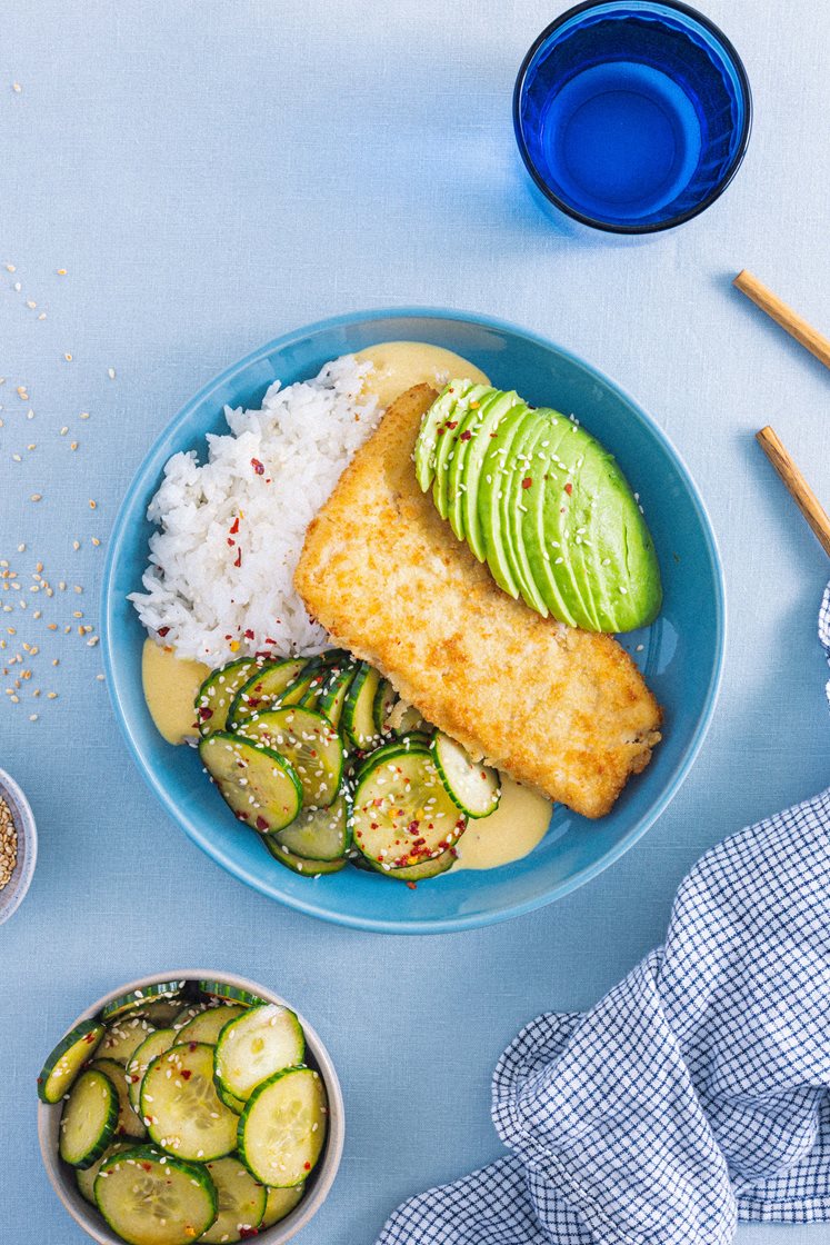 Sprø fiskebowl med sunomonosalat, avokado og mango- og currysaus
