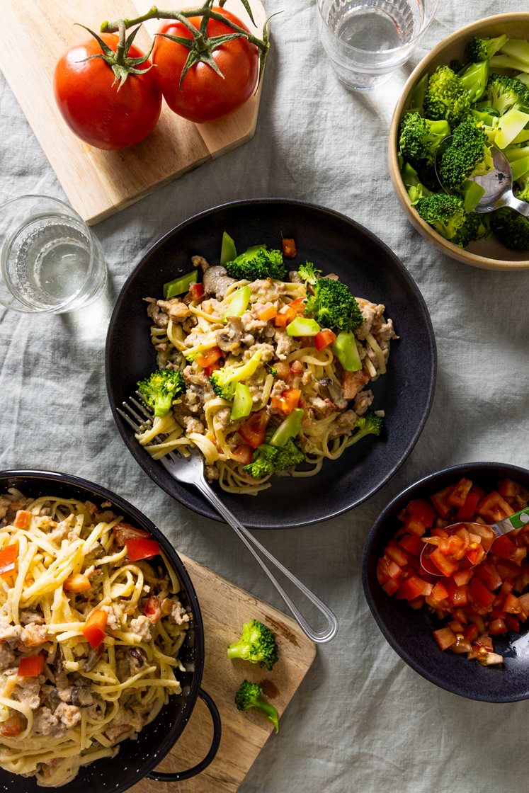 Kremet pasta med kyllingkjøttdeig, brokkoli og tomat