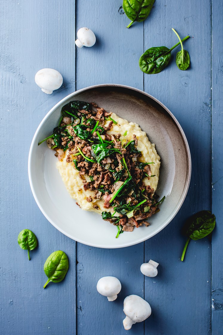 Kjøttdeig- og baconblanding med spinat, sopp, løk og potetmos