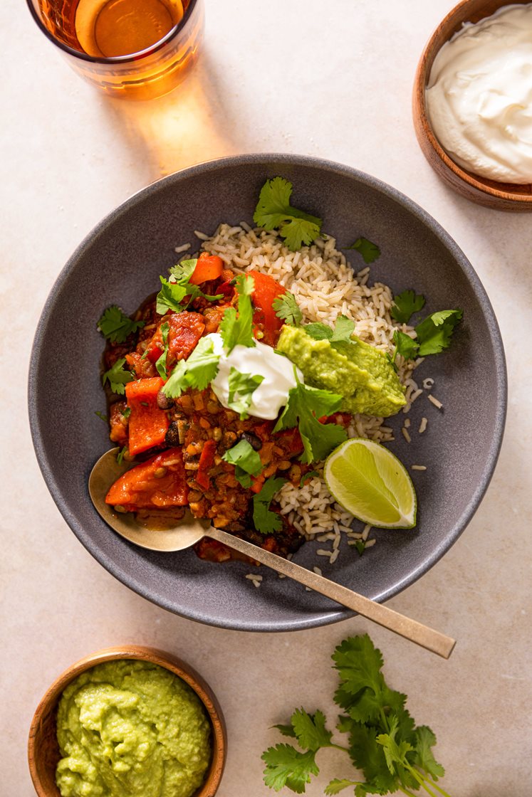 Vegetarisk chili sin carne med fullkornsris, guacamole og koriander 