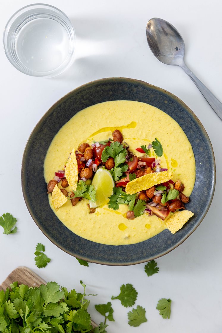 Cremet majssuppe med sprøde chilikrydrede bønner og frisk tomatsalsa