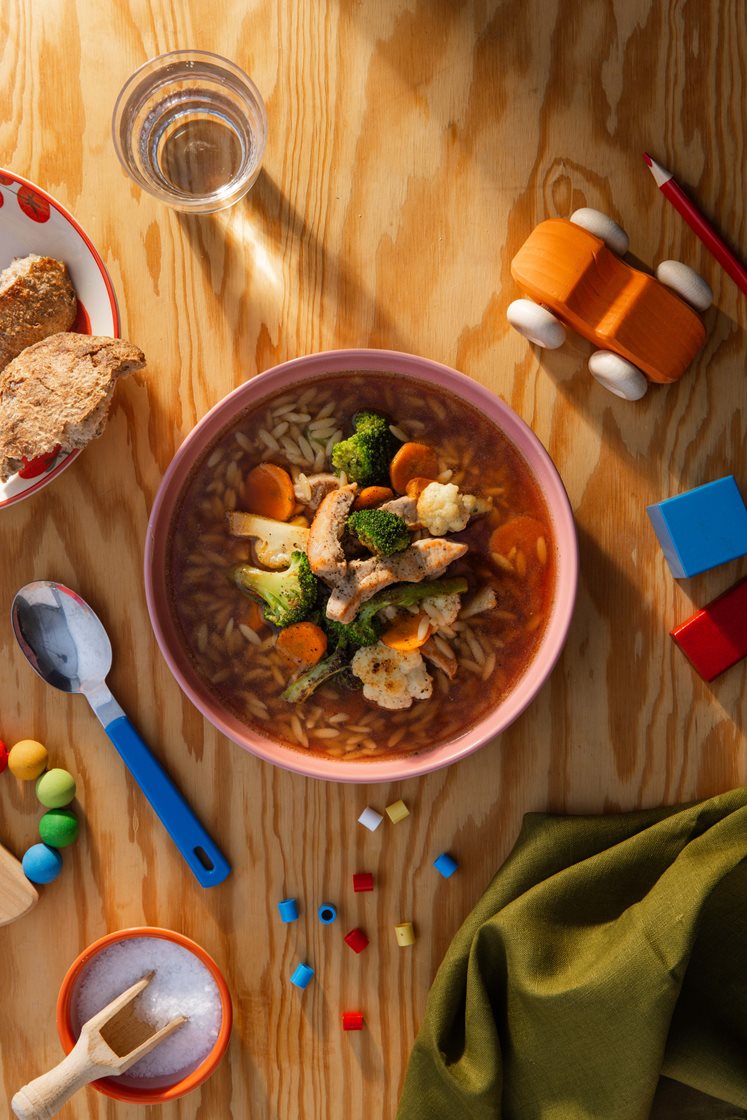 Eventyrsuppe med grøntsager og strimler af gris