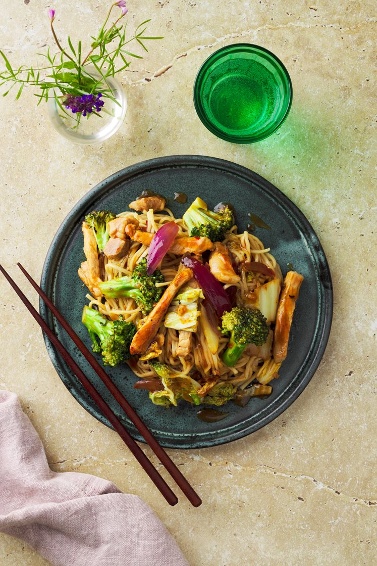 Asiatisk nudelwok med fläskkotlett, broccoli och lime
