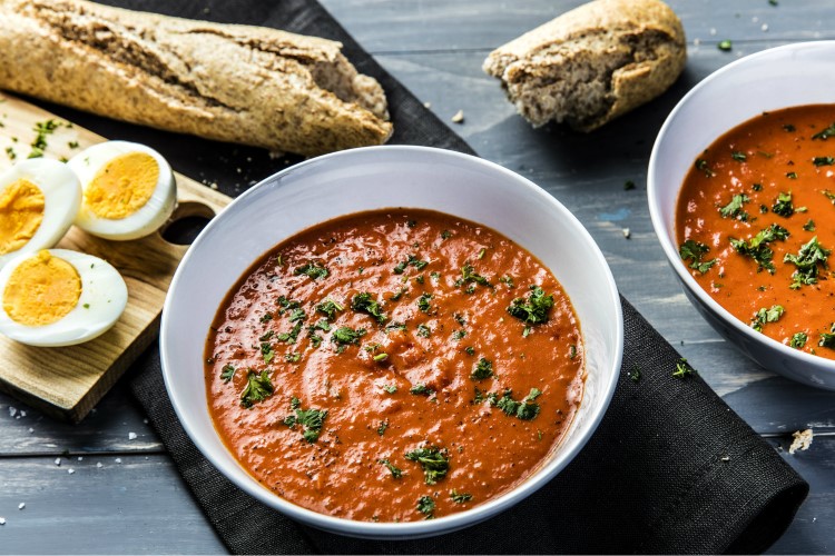 Tomatsuppe med bacon og egg