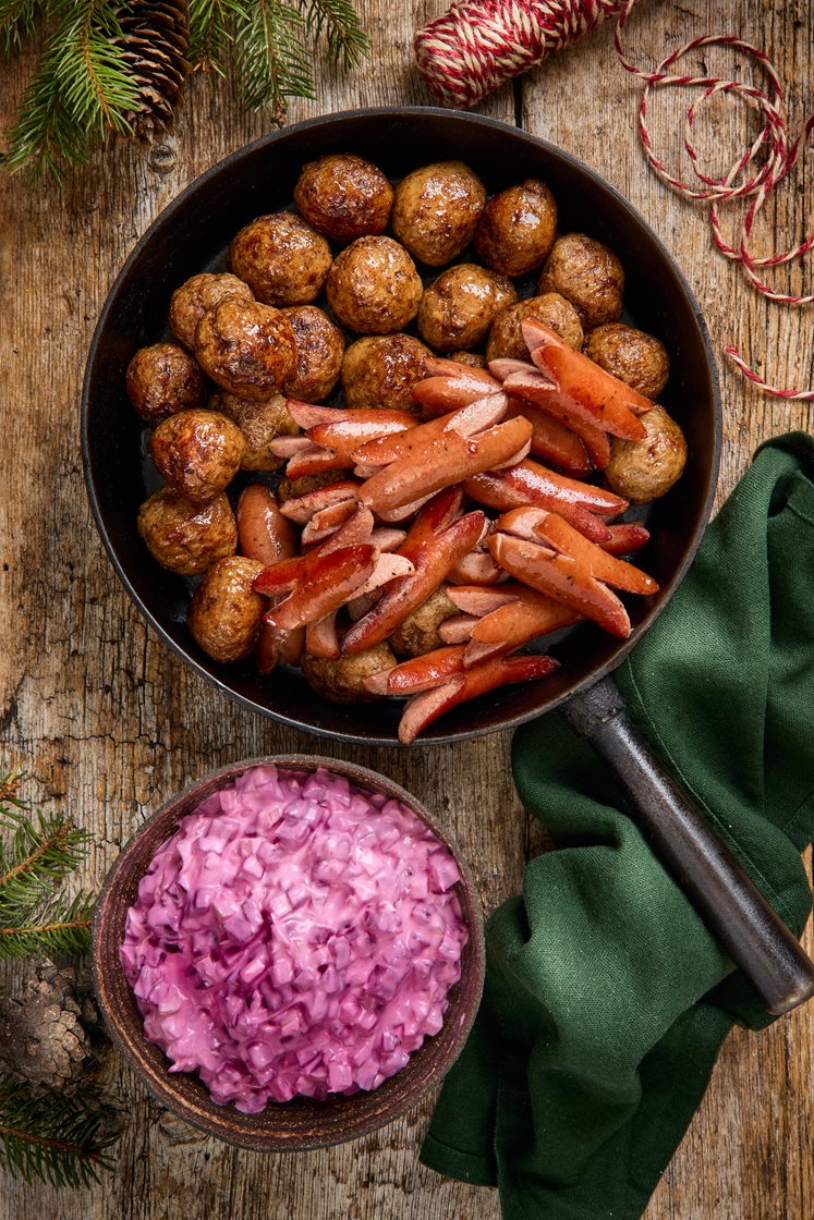 Julköttbullar, prinskorv och rödbetssallad