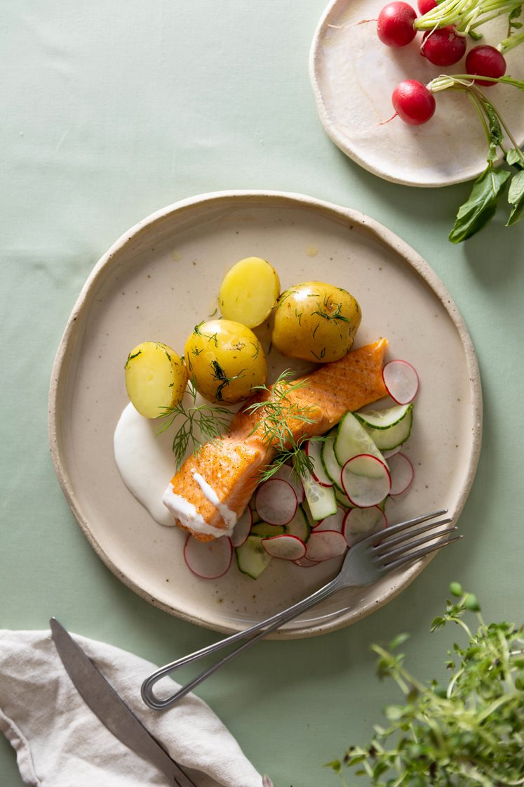 Sukkersaltet laksefilet med agurksalat, dillpoteter og Røros rømmesaus