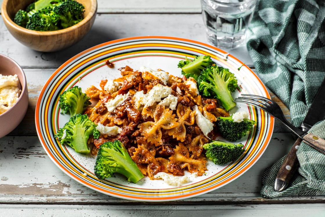 Pasta farfalle med skinke og tomatsaus