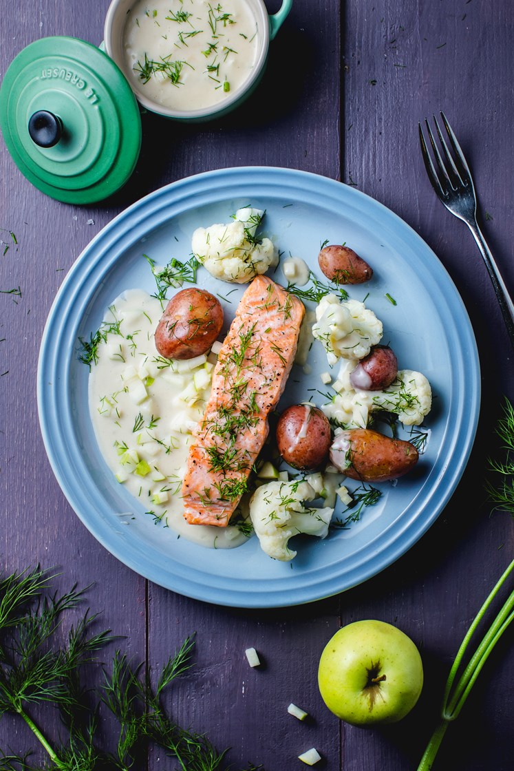 Ovnsbakt laks med dillpoteter og hvitvinssaus med eple