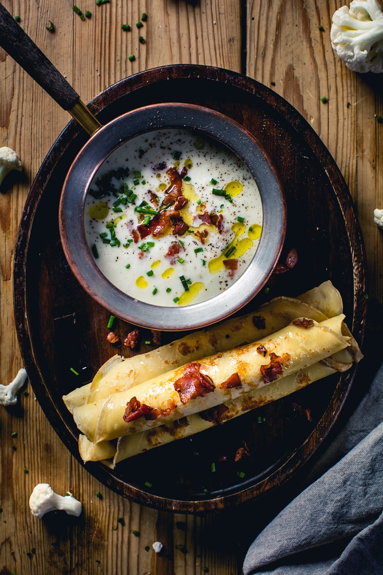Blomkålsuppe med bacon, hjemmelagde pannekaker og persille