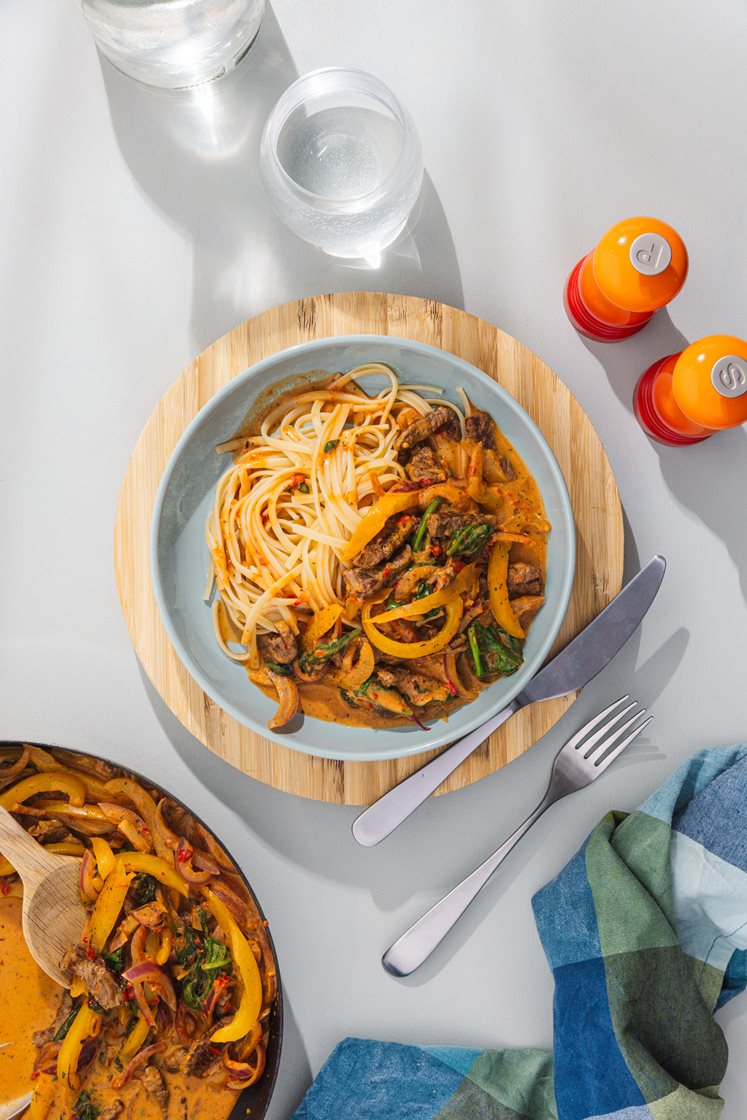 Pasta med urtestekte biffstrimler, kremet mild ajvarsaus og spinat