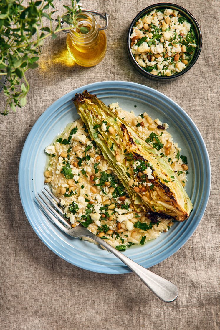 Rostad spetskål med krämig citronrisoni, fetaostströssel och pinjenötter