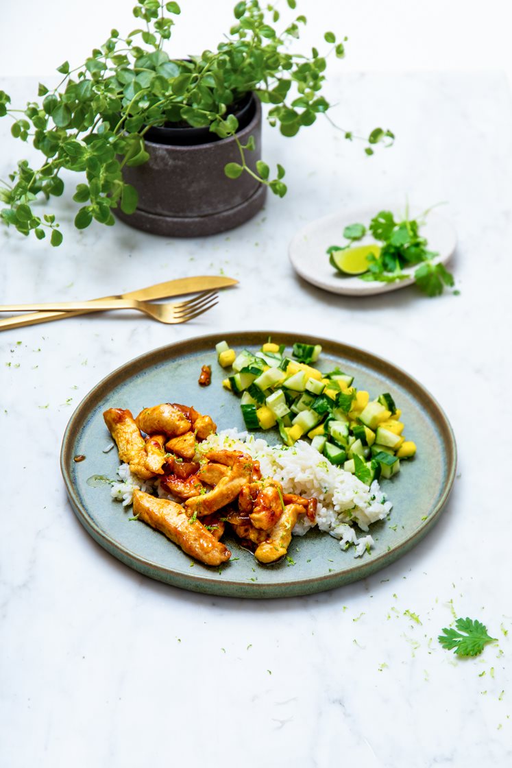 Karibisk kylling med mango- og agurksalat servert med kokosris med limezest