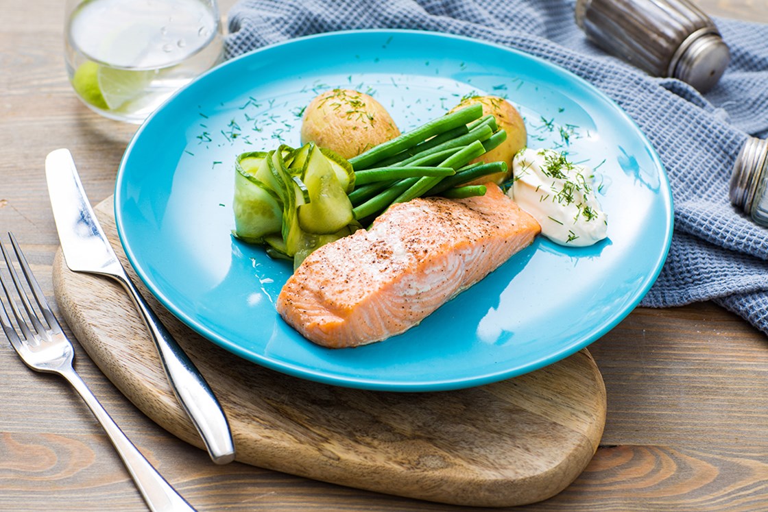 Ovnsbakt laks med poteter, lettrømme og agurksalat	