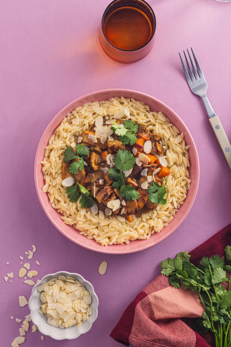 Garam masala-gryte med strimlet svin og risoni