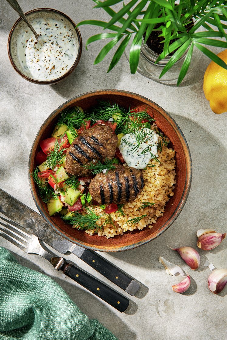 Tyrkisk hakkebøf med cobansalat og haydari