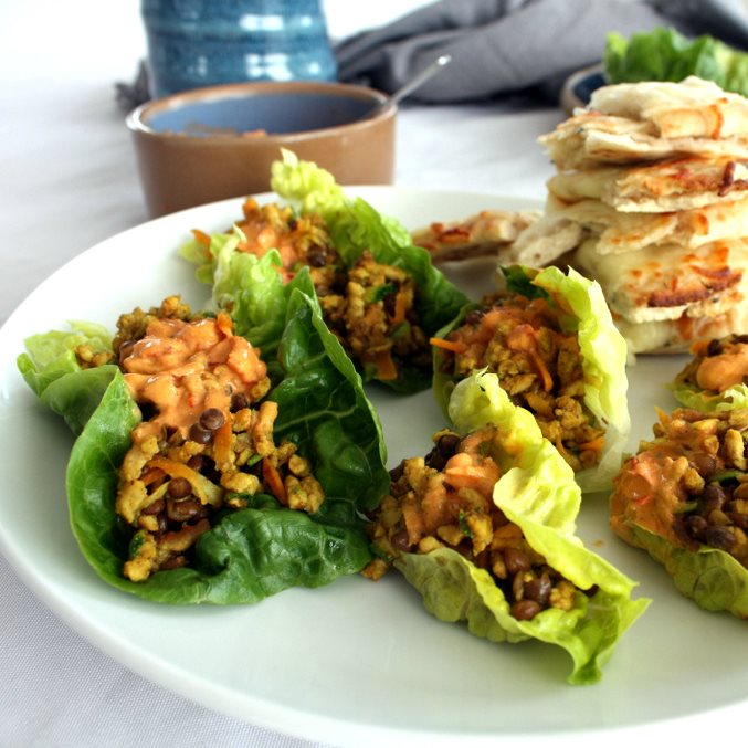 Nordafrikanske salatwraps med naanbrød