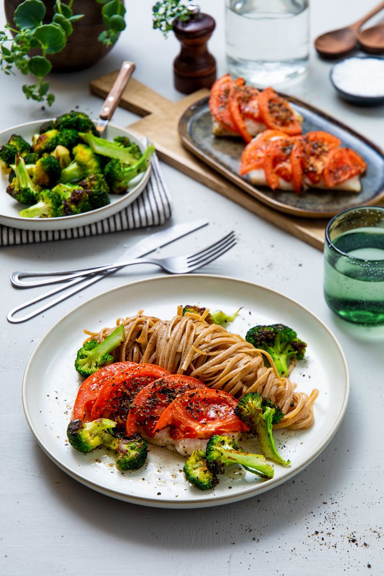 Tomatbakt seiloin med pasta linguine og stekt brokkoli